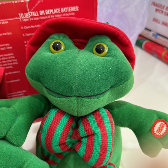 Vintage Christmas Dillards Singing Frog Duet - Picture 5 of 7